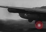 Standbild USAAF-Bomber starten in Großbritannien England Vereinigtes Königreich, 1942, aus Sekunde 30 historischem Filmmaterial Videoclip 65675079575