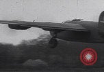 Standbild USAAF-Bomber starten in Großbritannien England Vereinigtes Königreich, 1942, aus Sekunde 32 historischem Filmmaterial Videoclip 65675079575