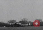Standbild USAAF-Bomber starten in Großbritannien England Vereinigtes Königreich, 1942, aus Sekunde 33 historischem Filmmaterial Videoclip 65675079575
