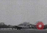 Standbild USAAF-Bomber starten in Großbritannien England Vereinigtes Königreich, 1942, aus Sekunde 34 historischem Filmmaterial Videoclip 65675079575