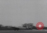 Standbild USAAF-Bomber starten in Großbritannien England Vereinigtes Königreich, 1942, aus Sekunde 35 historischem Filmmaterial Videoclip 65675079575