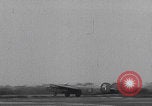 Standbild USAAF-Bomber starten in Großbritannien England Vereinigtes Königreich, 1942, aus Sekunde 36 historischem Filmmaterial Videoclip 65675079575