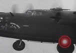 Standbild USAAF-Bomber starten in Großbritannien England Vereinigtes Königreich, 1942, aus Sekunde 38 historischem Filmmaterial Videoclip 65675079575