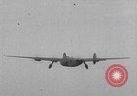 Standbild USAAF-Bomber starten in Großbritannien England Vereinigtes Königreich, 1942, aus Sekunde 43 historischem Filmmaterial Videoclip 65675079575