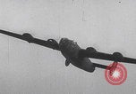 Standbild USAAF-Bomber starten in Großbritannien England Vereinigtes Königreich, 1942, aus Sekunde 45 historischem Filmmaterial Videoclip 65675079575