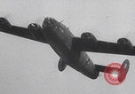 Standbild USAAF-Bomber starten in Großbritannien England Vereinigtes Königreich, 1942, aus Sekunde 46 historischem Filmmaterial Videoclip 65675079575
