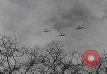 Standbild USAAF-Bomber starten in Großbritannien England Vereinigtes Königreich, 1942, aus Sekunde 49 historischem Filmmaterial Videoclip 65675079575