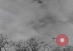 Standbild USAAF-Bomber starten in Großbritannien England Vereinigtes Königreich, 1942, aus Sekunde 50 historischem Filmmaterial Videoclip 65675079575