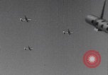 Standbild USAAF-Bomber starten in Großbritannien England Vereinigtes Königreich, 1942, aus Sekunde 51 historischem Filmmaterial Videoclip 65675079575