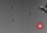 Standbild USAAF-Bomber starten in Großbritannien England Vereinigtes Königreich, 1942, aus Sekunde 52 historischem Filmmaterial Videoclip 65675079575