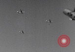 Standbild USAAF-Bomber starten in Großbritannien England Vereinigtes Königreich, 1942, aus Sekunde 53 historischem Filmmaterial Videoclip 65675079575