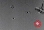 Standbild USAAF-Bomber starten in Großbritannien England Vereinigtes Königreich, 1942, aus Sekunde 54 historischem Filmmaterial Videoclip 65675079575