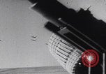 Standbild USAAF-Bomber starten in Großbritannien England Vereinigtes Königreich, 1942, aus Sekunde 55 historischem Filmmaterial Videoclip 65675079575