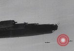 Standbild USAAF-Bomber starten in Großbritannien England Vereinigtes Königreich, 1942, aus Sekunde 60 historischem Filmmaterial Videoclip 65675079575