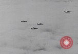 Standbild B-24 Liberators der USAAF werfen Bomben über Deutschland ab Deutschland, 1943, aus Sekunde 1 historischem Filmmaterial Videoclip 65675079576