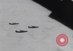 Standbild B-24 Liberators der USAAF werfen Bomben über Deutschland ab Deutschland, 1943, aus Sekunde 5 historischem Filmmaterial Videoclip 65675079576