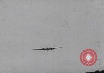 Standbild B-24 Liberators der USAAF werfen Bomben über Deutschland ab Deutschland, 1943, aus Sekunde 19 historischem Filmmaterial Videoclip 65675079576
