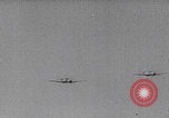 Standbild B-24 Liberators der USAAF werfen Bomben über Deutschland ab Deutschland, 1943, aus Sekunde 20 historischem Filmmaterial Videoclip 65675079576
