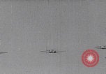 Standbild B-24 Liberators der USAAF werfen Bomben über Deutschland ab Deutschland, 1943, aus Sekunde 21 historischem Filmmaterial Videoclip 65675079576