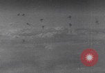 Standbild B-24 Liberators der USAAF werfen Bomben über Deutschland ab Deutschland, 1943, aus Sekunde 27 historischem Filmmaterial Videoclip 65675079576