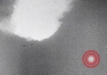 Standbild B-24 Liberators der USAAF werfen Bomben über Deutschland ab Deutschland, 1943, aus Sekunde 43 historischem Filmmaterial Videoclip 65675079576