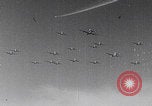 Standbild B-24 Liberators der USAAF werfen Bomben über Deutschland ab Deutschland, 1943, aus Sekunde 44 historischem Filmmaterial Videoclip 65675079576