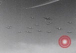 Standbild B-24 Liberators der USAAF werfen Bomben über Deutschland ab Deutschland, 1943, aus Sekunde 45 historischem Filmmaterial Videoclip 65675079576