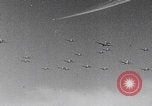 Standbild B-24 Liberators der USAAF werfen Bomben über Deutschland ab Deutschland, 1943, aus Sekunde 46 historischem Filmmaterial Videoclip 65675079576