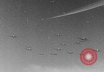 Standbild B-24 Liberators der USAAF werfen Bomben über Deutschland ab Deutschland, 1943, aus Sekunde 47 historischem Filmmaterial Videoclip 65675079576