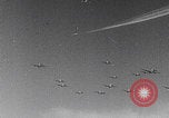 Standbild B-24 Liberators der USAAF werfen Bomben über Deutschland ab Deutschland, 1943, aus Sekunde 48 historischem Filmmaterial Videoclip 65675079576