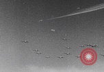 Standbild B-24 Liberators der USAAF werfen Bomben über Deutschland ab Deutschland, 1943, aus Sekunde 49 historischem Filmmaterial Videoclip 65675079576