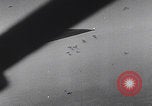 Standbild B-24 Liberators der USAAF werfen Bomben über Deutschland ab Deutschland, 1943, aus Sekunde 51 historischem Filmmaterial Videoclip 65675079576