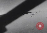 Standbild B-24 Liberators der USAAF werfen Bomben über Deutschland ab Deutschland, 1943, aus Sekunde 53 historischem Filmmaterial Videoclip 65675079576