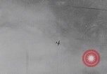Standbild B-24 Liberators der USAAF werfen Bomben über Deutschland ab Deutschland, 1943, aus Sekunde 56 historischem Filmmaterial Videoclip 65675079576
