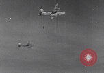 Standbild B-24 Liberators der USAAF werfen Bomben über Deutschland ab Deutschland, 1943, aus Sekunde 61 historischem Filmmaterial Videoclip 65675079576