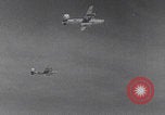 Standbild B-24 Liberators der USAAF werfen Bomben über Deutschland ab Deutschland, 1943, aus Sekunde 62 historischem Filmmaterial Videoclip 65675079576
