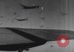 Standbild Bombenangriff der USAAF auf eine B-24 Liberator Europa, 1943, aus Sekunde 1 historischem Filmmaterial Videoclip 65675079577