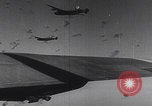 Standbild Bombenangriff der USAAF auf eine B-24 Liberator Europa, 1943, aus Sekunde 3 historischem Filmmaterial Videoclip 65675079577
