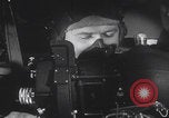 Standbild Bombenangriff der USAAF auf eine B-24 Liberator Europa, 1943, aus Sekunde 8 historischem Filmmaterial Videoclip 65675079577