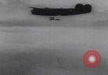 Standbild Bombenangriff der USAAF auf eine B-24 Liberator Europa, 1943, aus Sekunde 9 historischem Filmmaterial Videoclip 65675079577