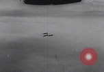Standbild Bombenangriff der USAAF auf eine B-24 Liberator Europa, 1943, aus Sekunde 10 historischem Filmmaterial Videoclip 65675079577