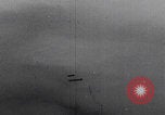 Standbild Bombenangriff der USAAF auf eine B-24 Liberator Europa, 1943, aus Sekunde 11 historischem Filmmaterial Videoclip 65675079577