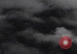 Standbild Bombenangriff der USAAF auf eine B-24 Liberator Europa, 1943, aus Sekunde 12 historischem Filmmaterial Videoclip 65675079577
