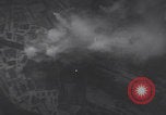 Standbild Bombenangriff der USAAF auf eine B-24 Liberator Europa, 1943, aus Sekunde 14 historischem Filmmaterial Videoclip 65675079577