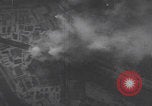 Standbild Bombenangriff der USAAF auf eine B-24 Liberator Europa, 1943, aus Sekunde 15 historischem Filmmaterial Videoclip 65675079577