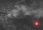 Standbild Bombenangriff der USAAF auf eine B-24 Liberator Europa, 1943, aus Sekunde 16 historischem Filmmaterial Videoclip 65675079577