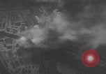 Standbild Bombenangriff der USAAF auf eine B-24 Liberator Europa, 1943, aus Sekunde 17 historischem Filmmaterial Videoclip 65675079577