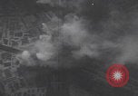 Standbild Bombenangriff der USAAF auf eine B-24 Liberator Europa, 1943, aus Sekunde 18 historischem Filmmaterial Videoclip 65675079577