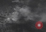 Standbild Bombenangriff der USAAF auf eine B-24 Liberator Europa, 1943, aus Sekunde 19 historischem Filmmaterial Videoclip 65675079577
