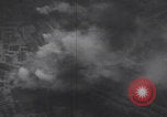Standbild Bombenangriff der USAAF auf eine B-24 Liberator Europa, 1943, aus Sekunde 20 historischem Filmmaterial Videoclip 65675079577